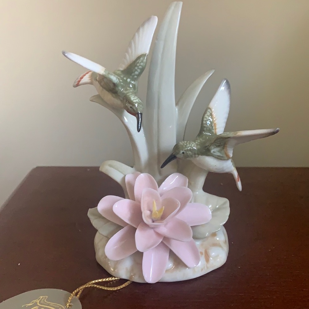 Lefton China Hummingbird. Lovely display piece.